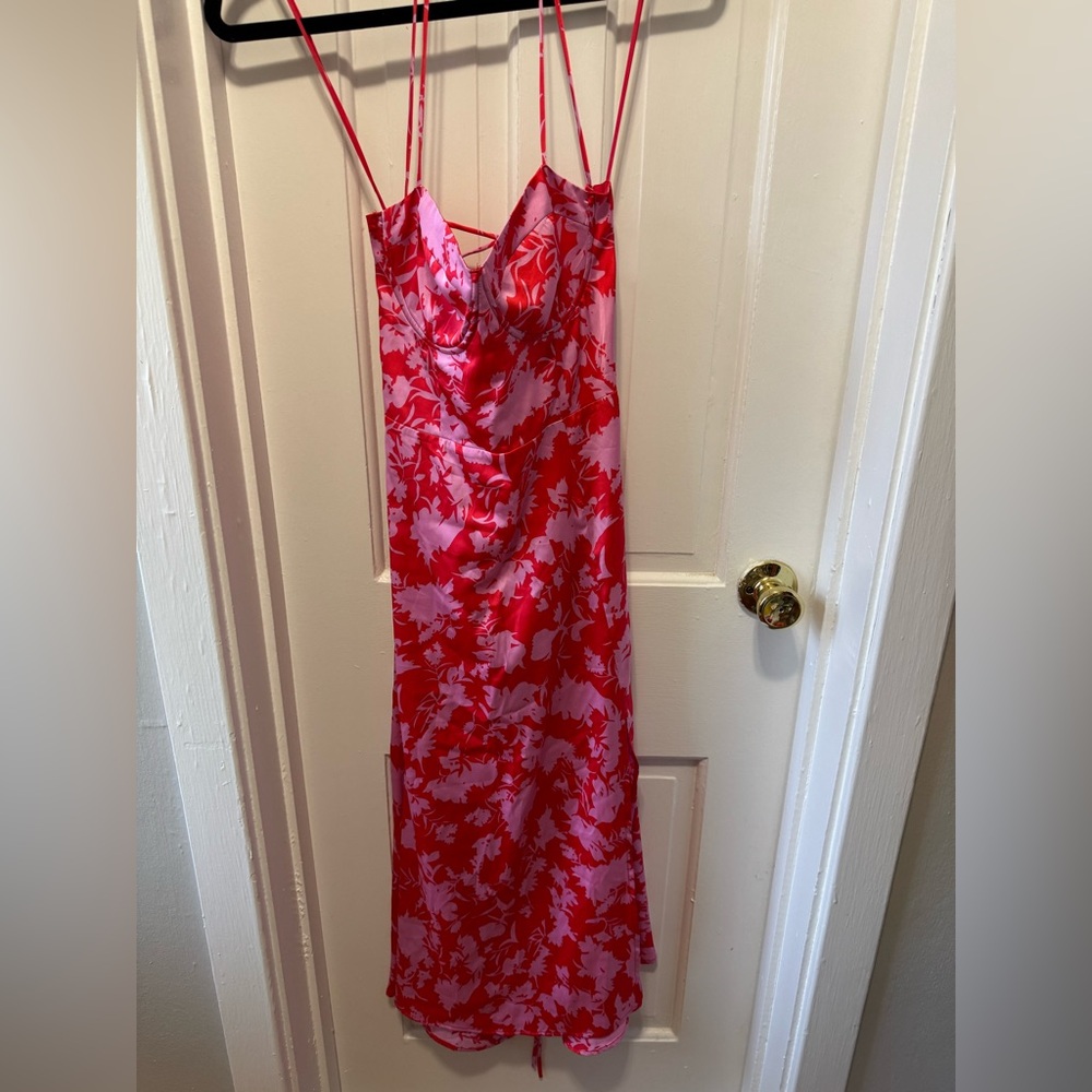 ASTR the Label Gala sz small NWOT Vibrant Red and Pink Floral Midi Dress